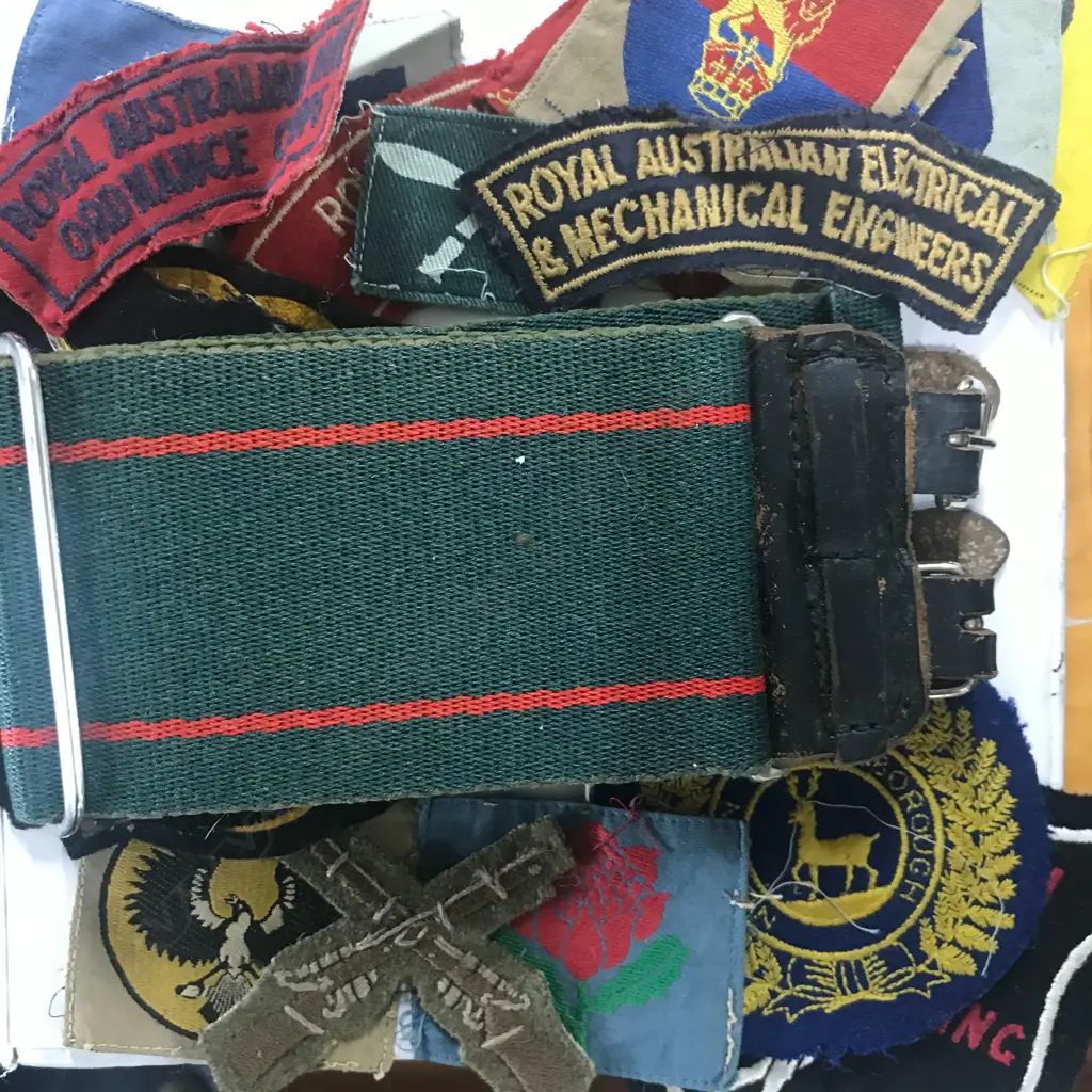RNZIR (BORNEO) DURHAM LIGHT INF. STABLE BELT & COLLECTION OF CLOTH BADGES Image 1++