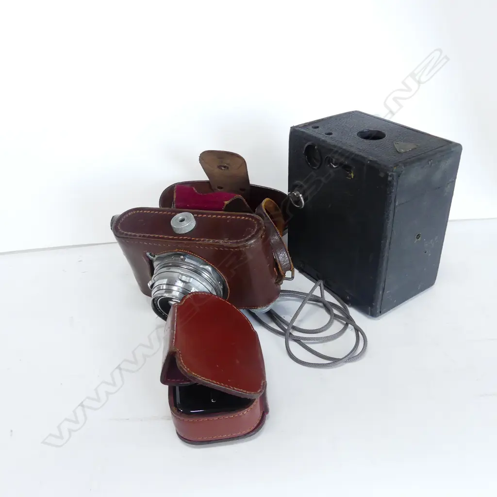 ASST VINTAGE CAMERAS & ACCESSORIES. Image 1++