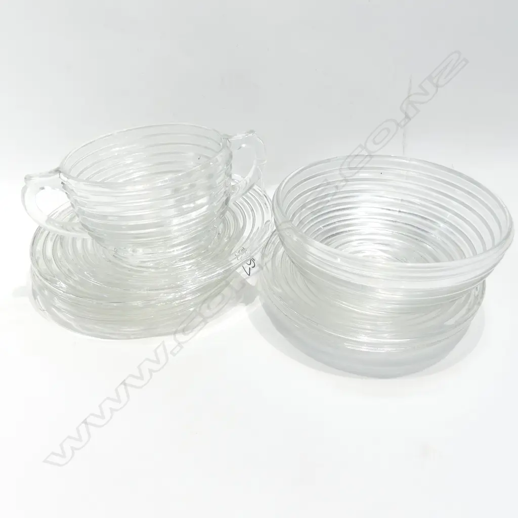 SELECTION 1930S MODERNIST GLASSWARE  Image 1++