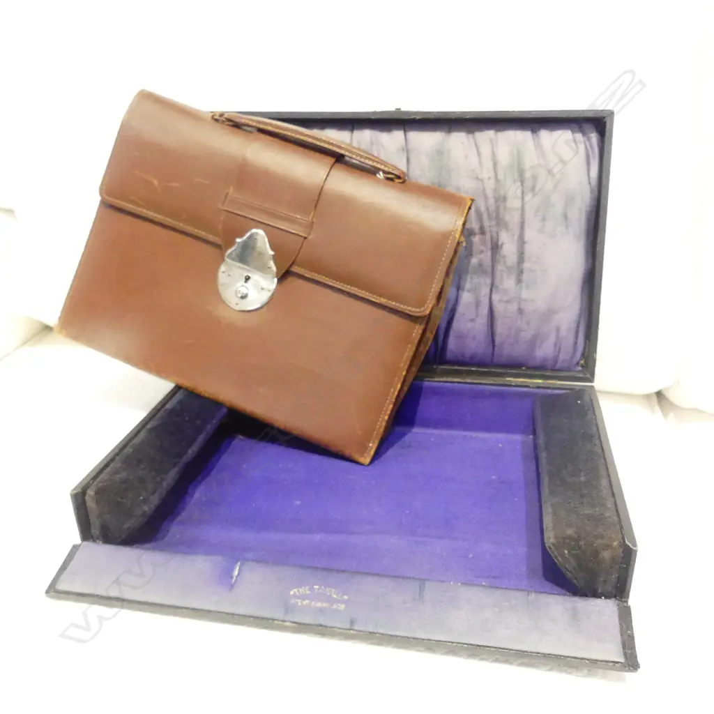 VINTAGE LEATHER PORTMANTO AND BOX  Image 1++