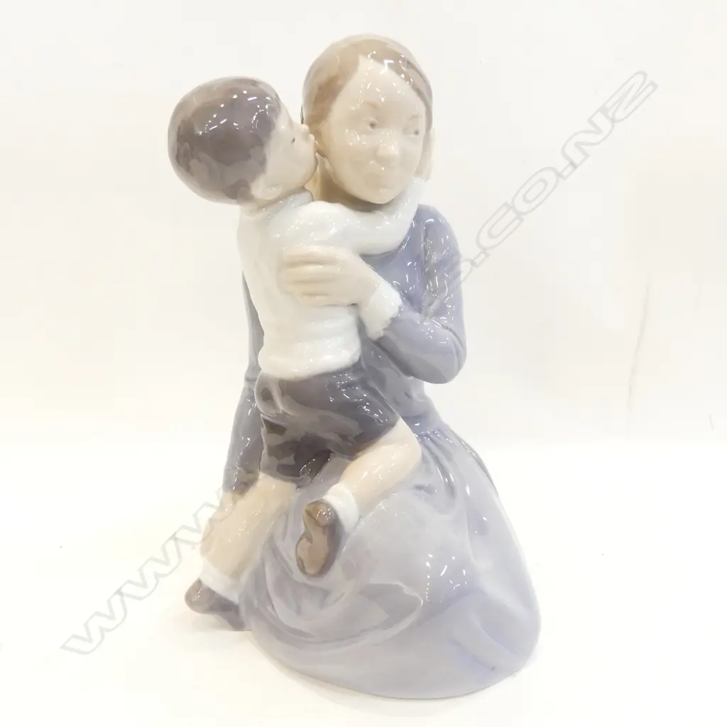 ROYAL COPENHAGEN 3757 MOTHER AND SON Image 1++
