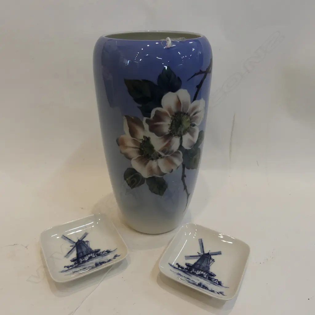 ROYAL COPENHAGEN VASE + 2 DISHES. VASE H. 230MM Image 1++