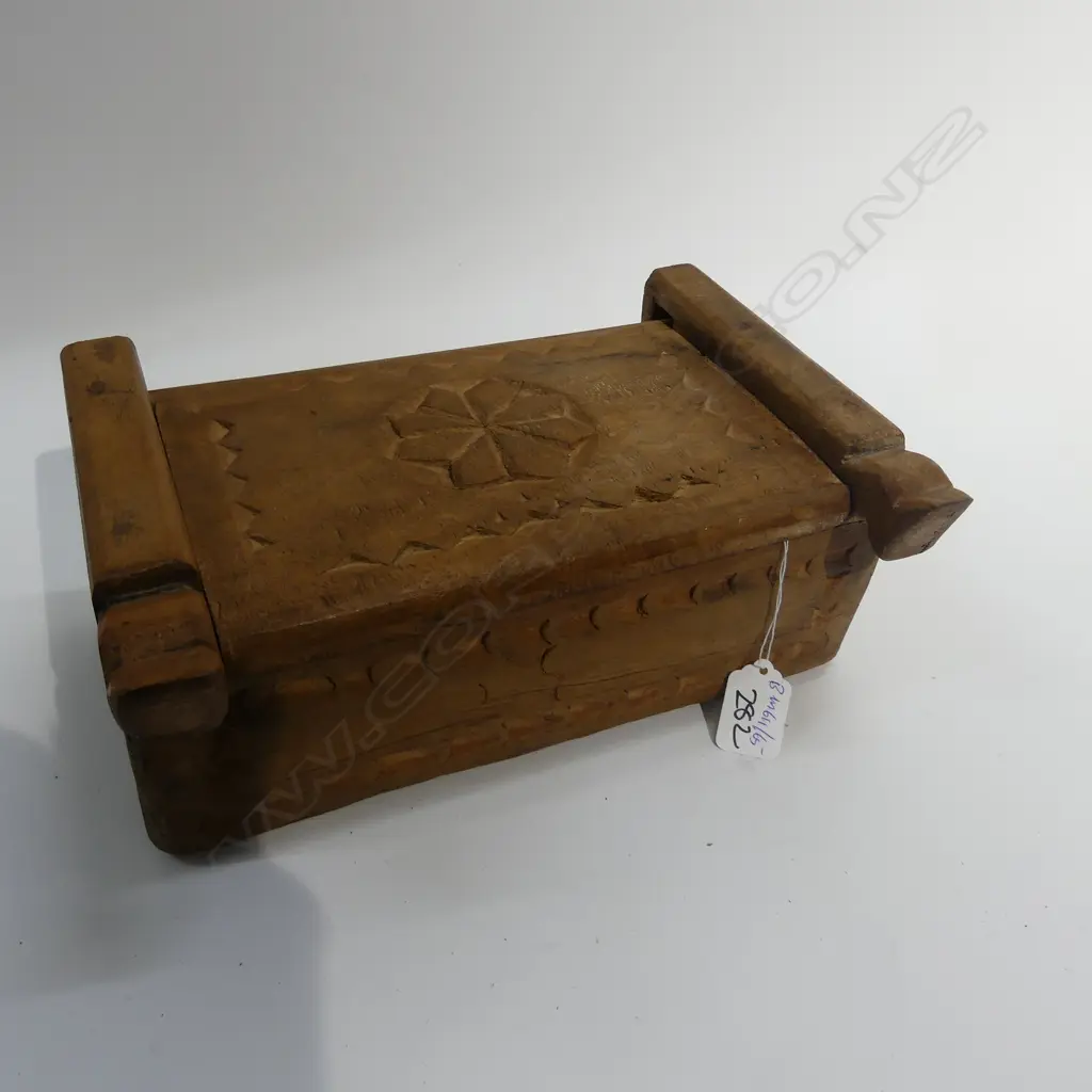 CARVED WOODEN BEETLE NUT BOX Image 1++
