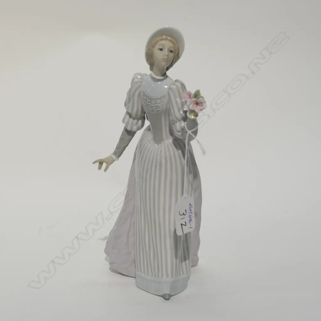 LLADRO FIGURINE ELEGANT LADY SMALL RESTORATIONS H.255MM Image 1++