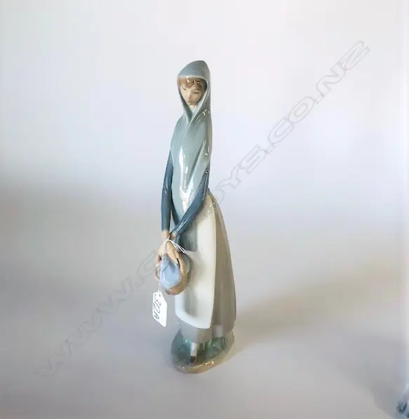 TALL LLADRO PORCELAIN FIGURINE OF A YOUNG WOMAN. Image 1++