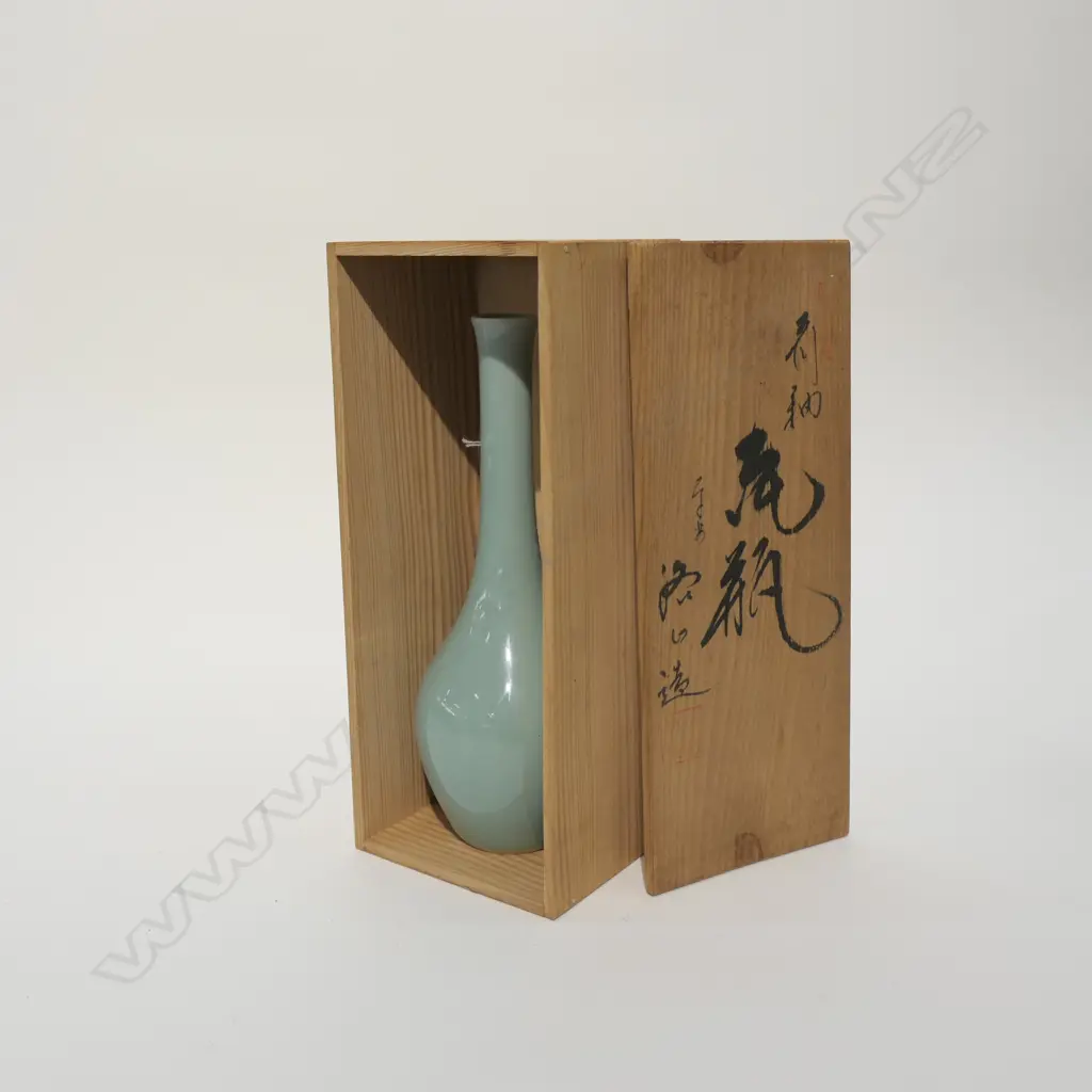 JAPANESE CERAMIC VASE IN BOX Image 1++