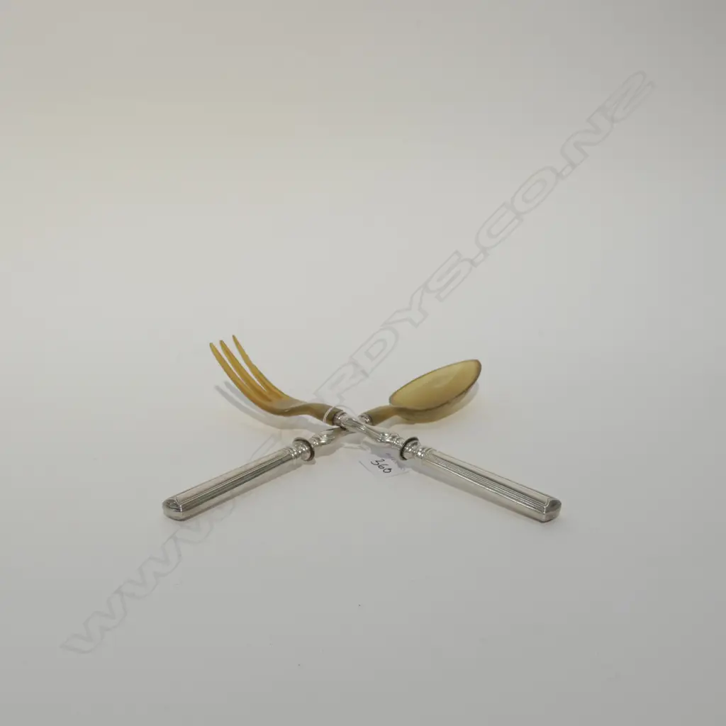 PAIR SILVER & HORN SERVERS Image 1++