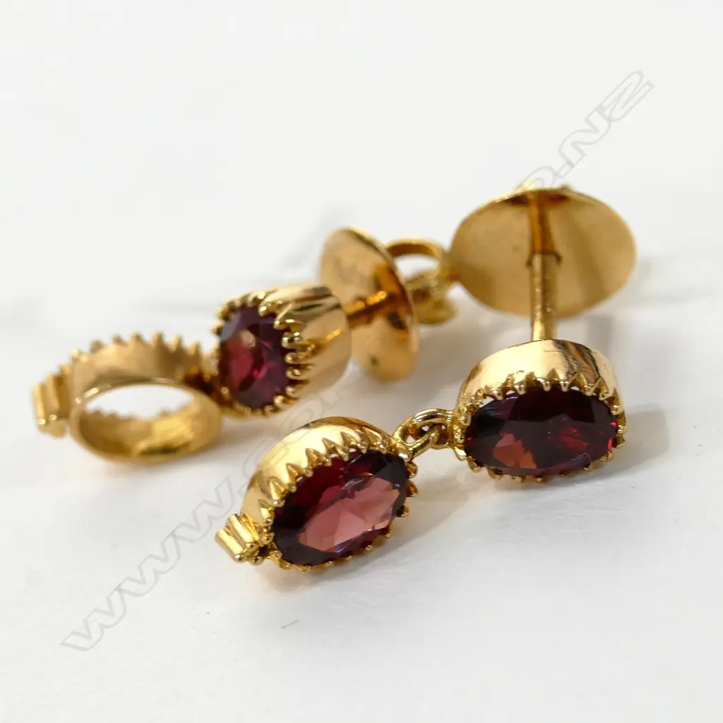 18CT+ GOLD & ALMANDINE GARNET PR EARRINGS - ONE STONE MISSING Image 1++