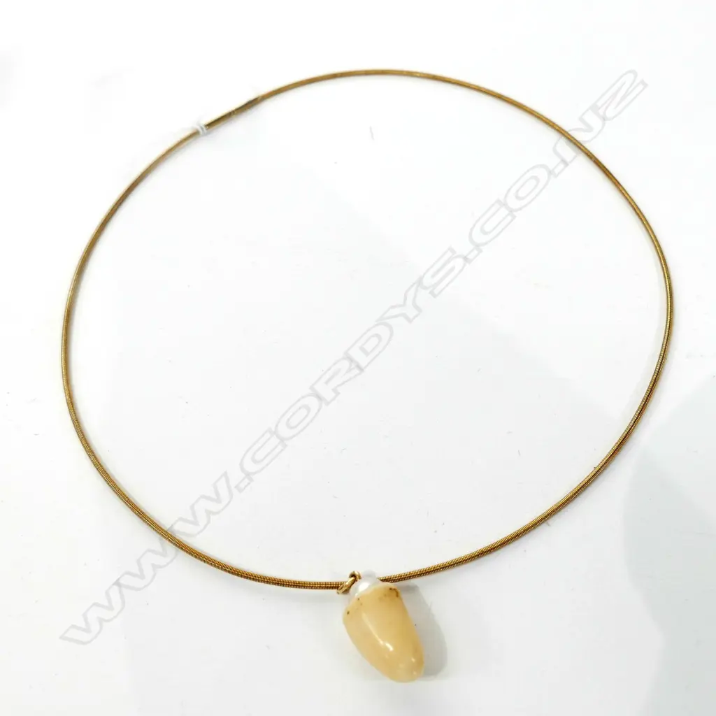 9CT GOLD CHAIN WITH TOOTH AND PEARL PENDANT Image 1++