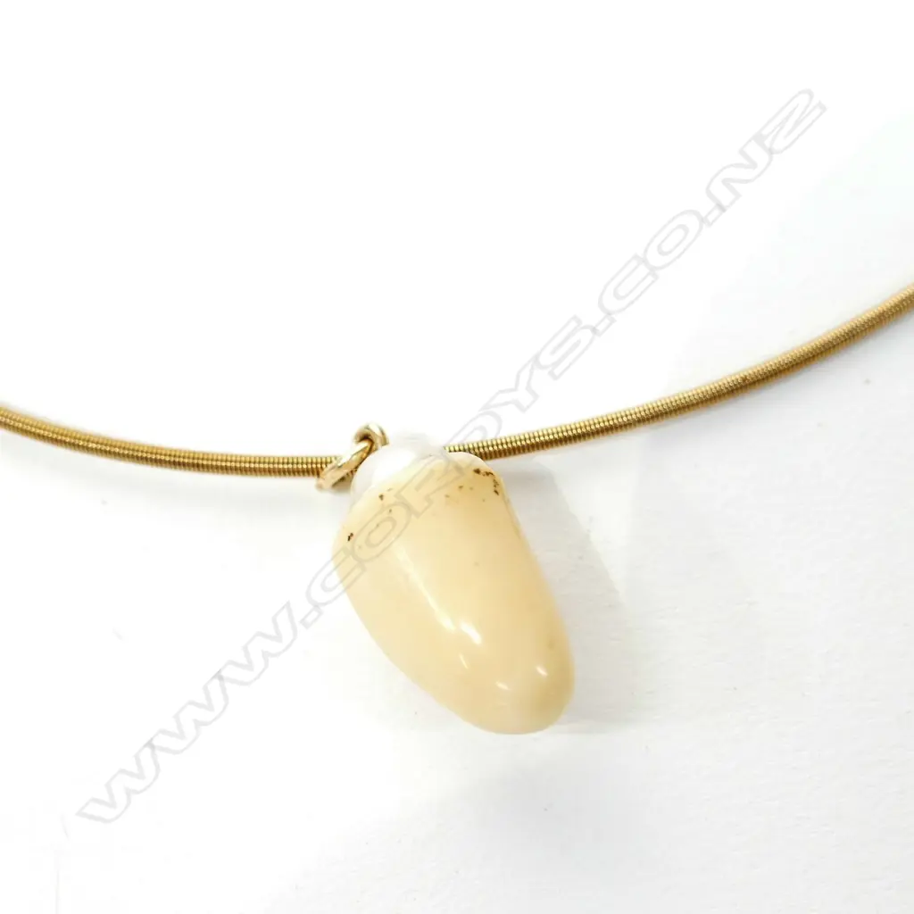 9CT GOLD CHAIN WITH TOOTH AND PEARL PENDANT Image 1++