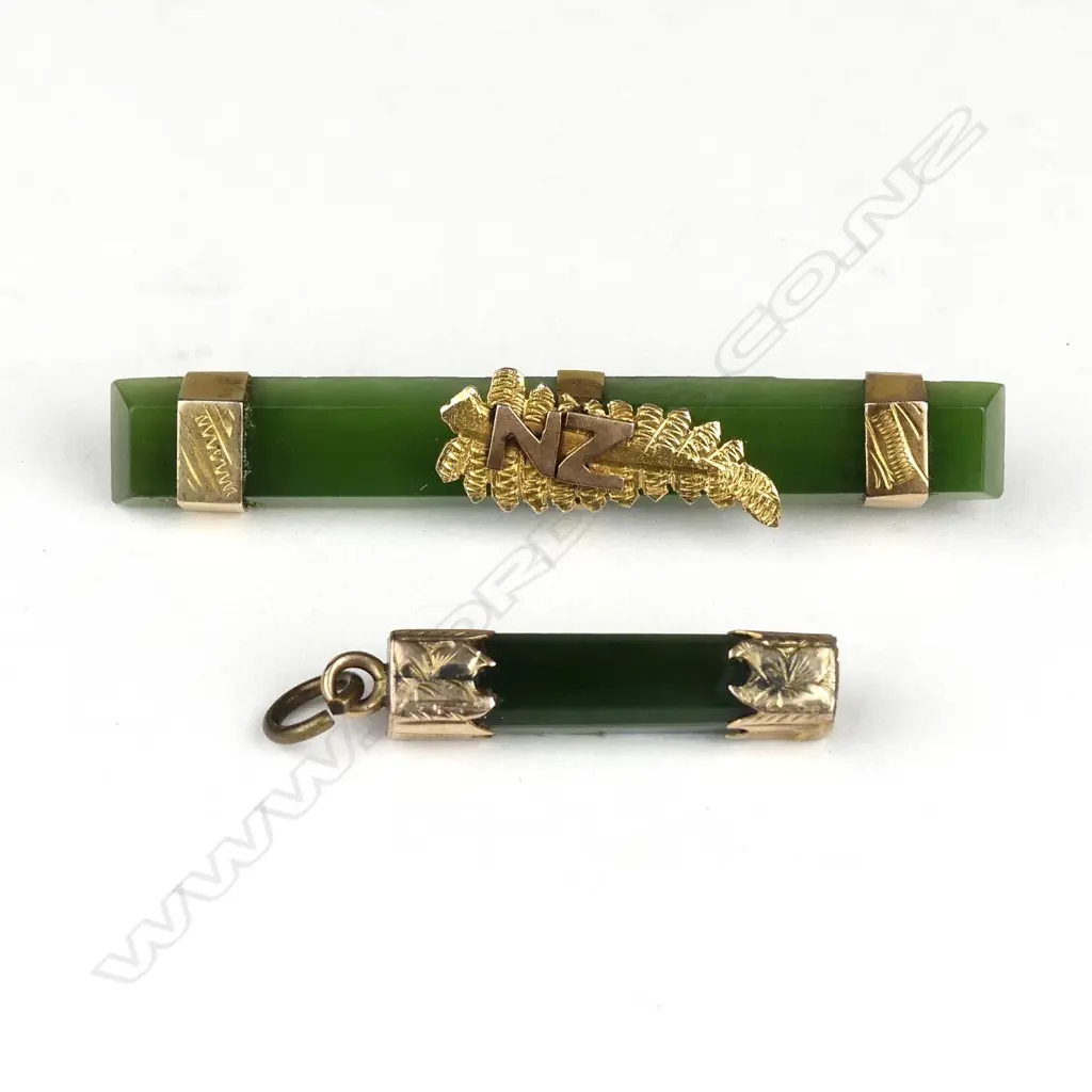 2 9CT & GREENSTONE ITEMS; BROOCH & PENDANT Image 1++