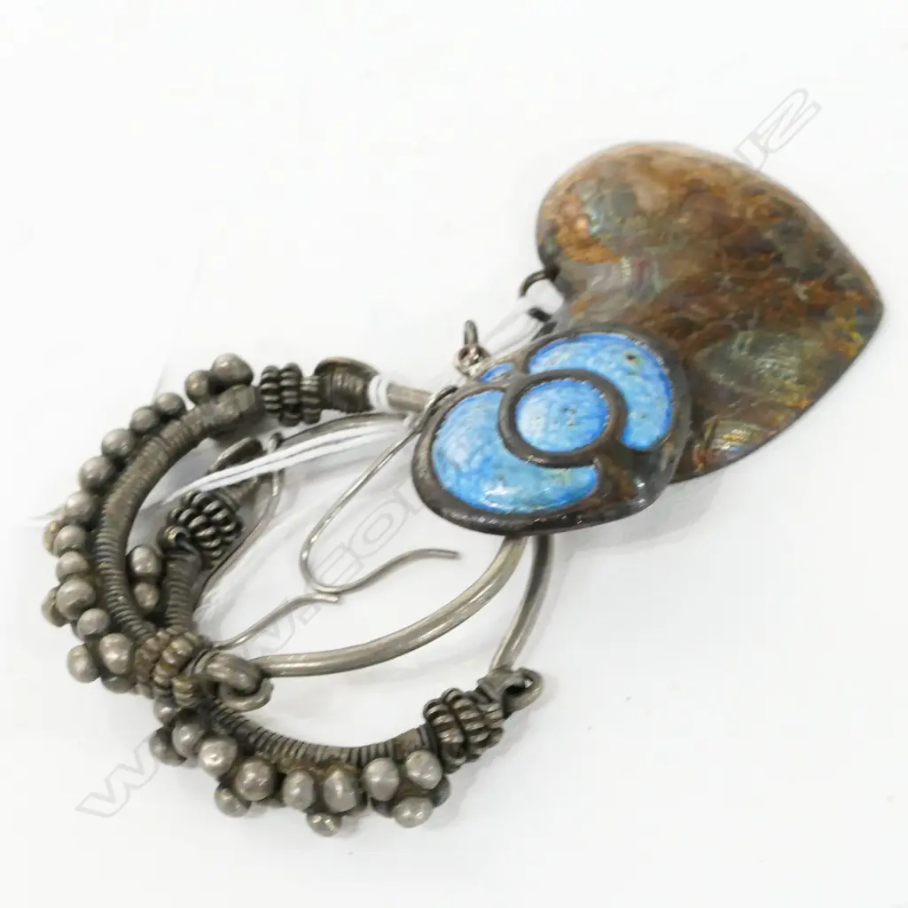 ETHNIC SILVER EARRINGS AND TWO HEARTS Image 1++