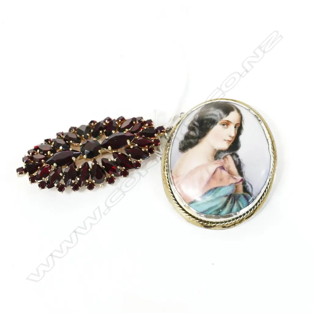 SILVER PORTRAIT BROOCH & GLASS 'GARNET' BROOCH Image 1++