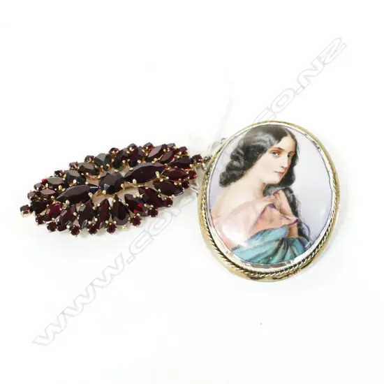 SILVER PORTRAIT BROOCH & GLASS 'GARNET' BROOCH