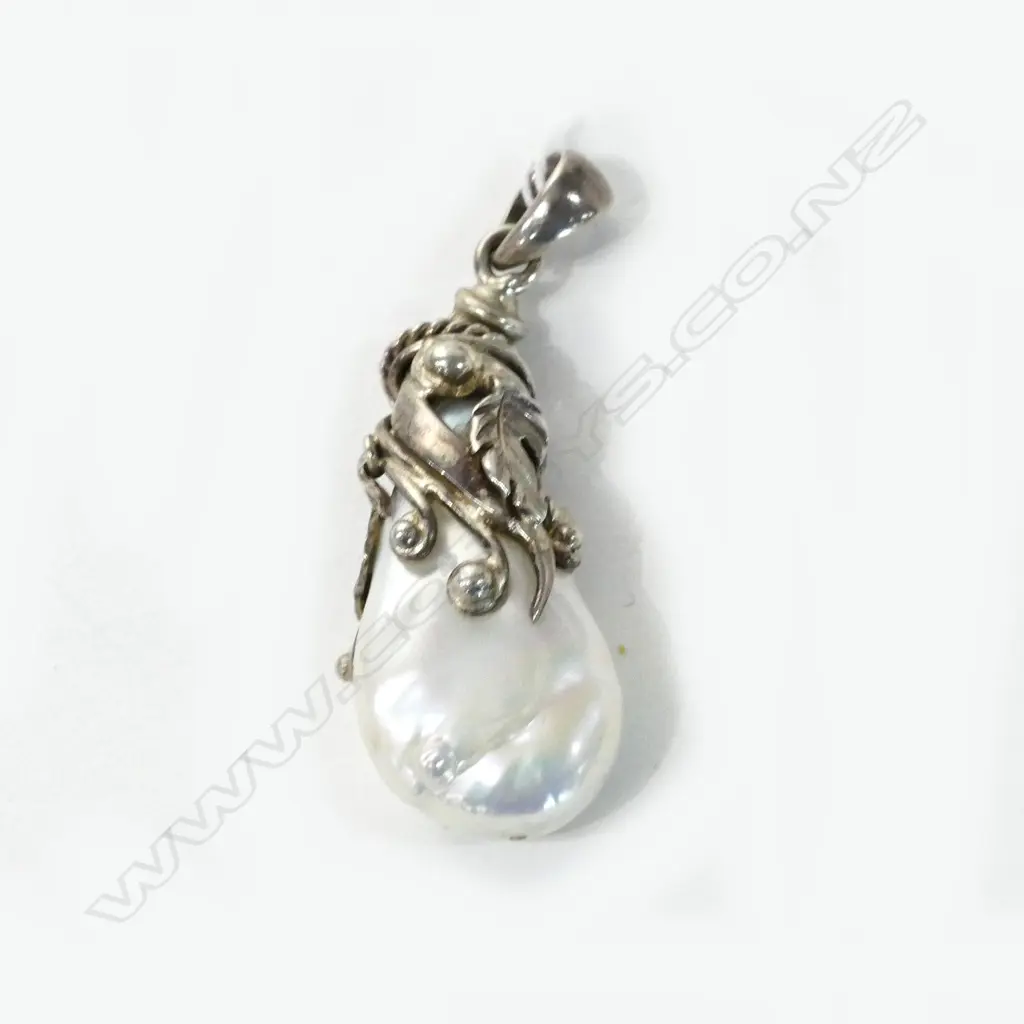 LOMBOC SILVER AND BAROQUE PEARL PENDANT Image 1++