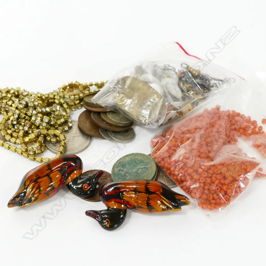 BUCKLES, BADGES, ASSORTED JEWELLERY Image 1++