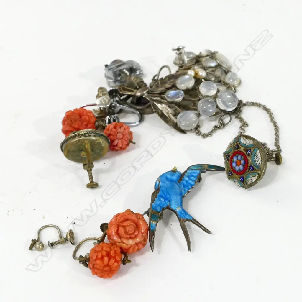 BOX OF EARRINGS, MOONSTONE NECKLACE & BROOCH Image 1++