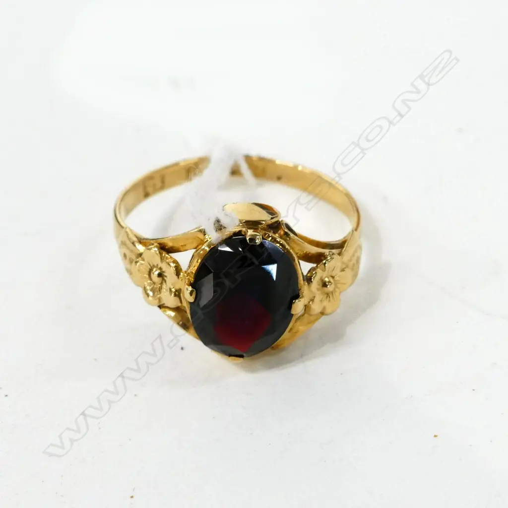 18K Y/GOLD GARNET VINTAGE RING Image 1++