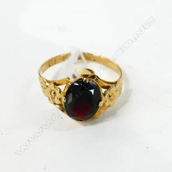 18K Y/GOLD GARNET VINTAGE RING