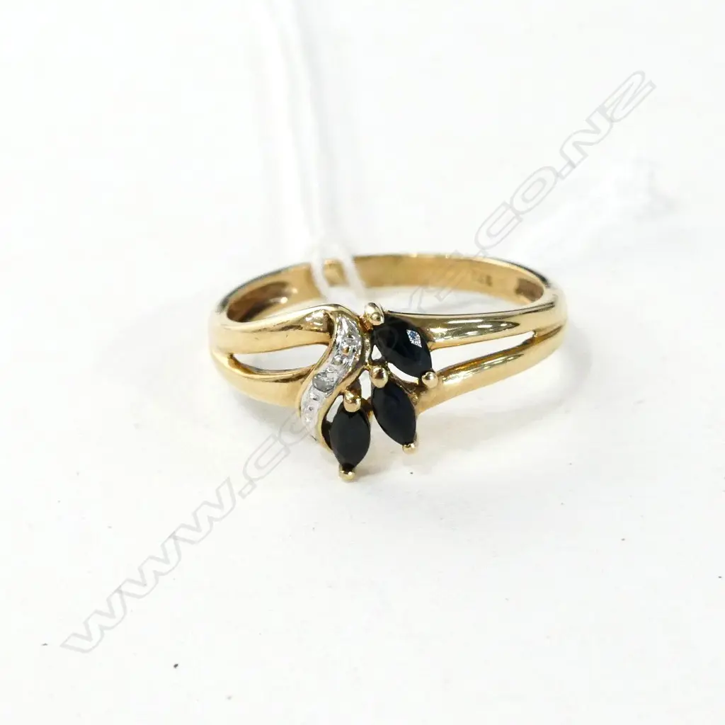 9CT SAPPHIRE & DIAMOND RING Image 1++