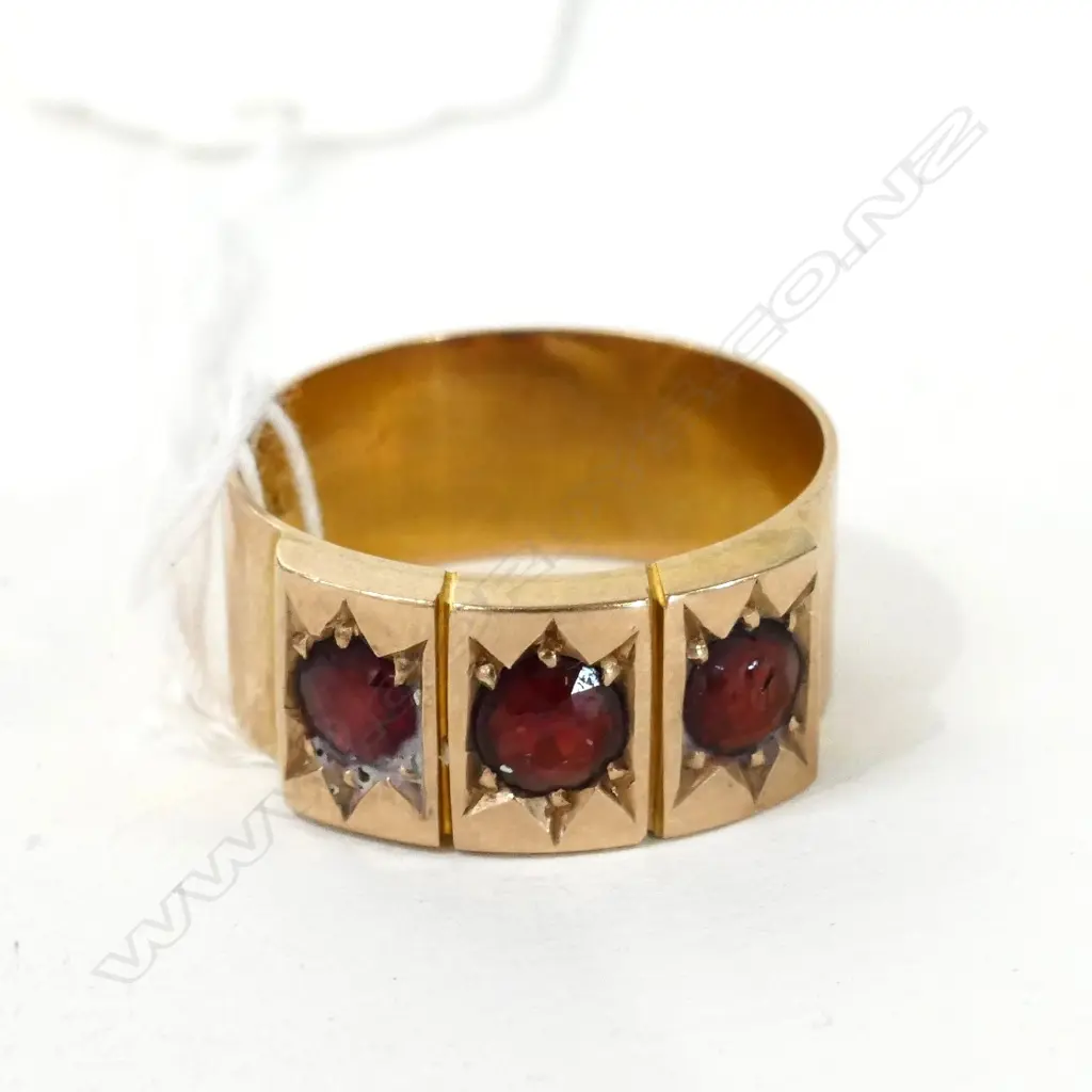 VINTAGE WIDE 9CT R/GOLD & 3 GARNET RING 6.1GM Image 1++