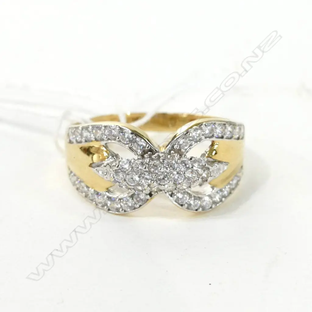 18CT CZ CLUSTER RING Image 1++