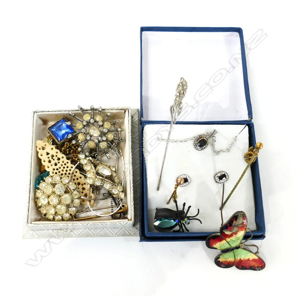 BOX OF MIXED ITEMS/ STICK PINS ETC. Image 1++