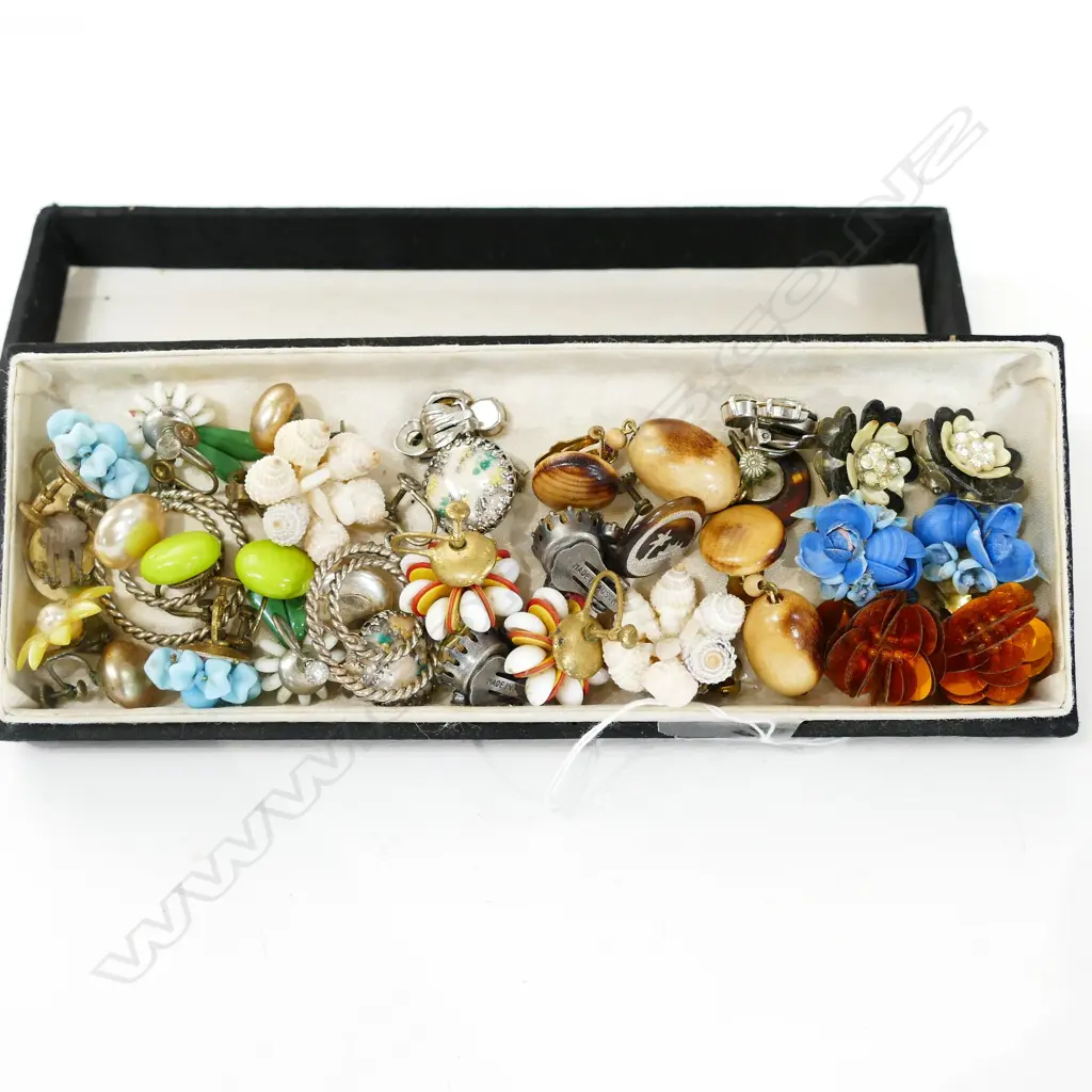 SILK BOX OF ASST. EARRINGS Image 1++