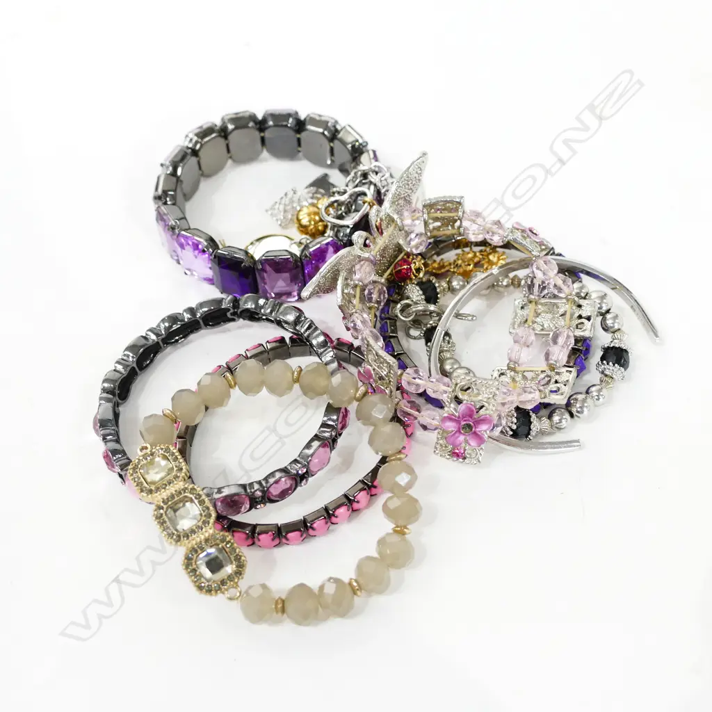 COSTUME JEWELLERY, 10 BRACELETS Image 1++