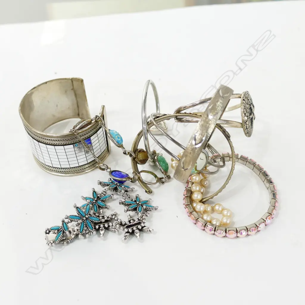 COSTUME JEWELLERY, 10 BRACELETS Image 1++