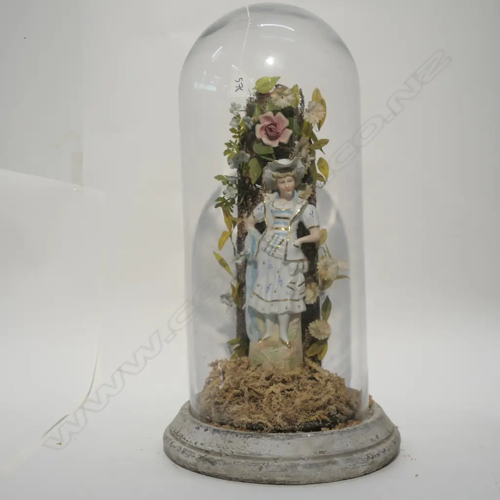 TALL DOME WITH VICTORIAN BISQUE CENTREPIECE H.550MM Image 1++