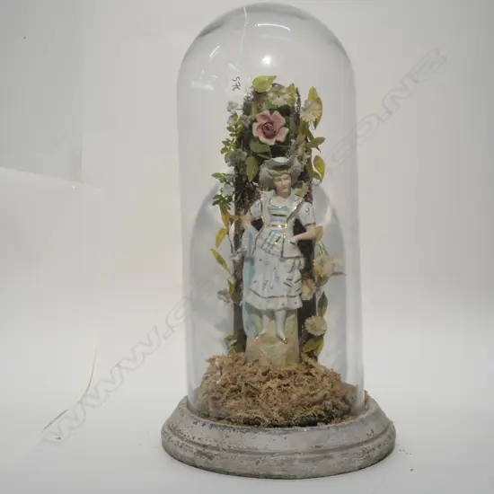 TALL DOME WITH VICTORIAN BISQUE CENTREPIECE H.550MM