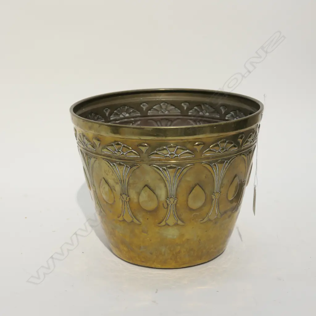 ARTS AND CRAFTS BRASS JARDINIER Image 1++