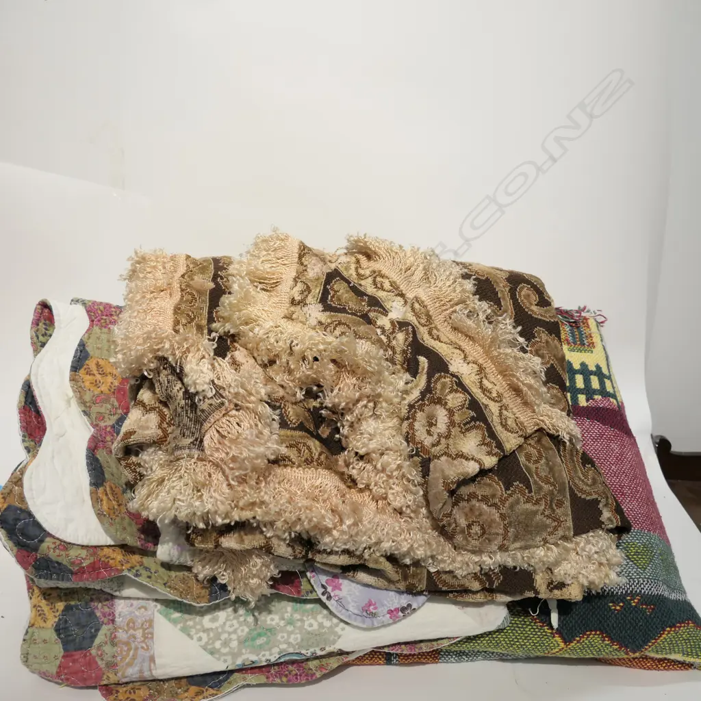 LOT ASST TABLE COVERS AND QUILT ETC Image 1++