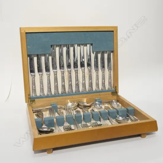 SILVER PLATE CUTLERY CANTEEN IN OAK CASE, 6 PLACE SETTING + 2 SERVING SPOONS (38 PIECES) EACH WITH WYNYARD CREST