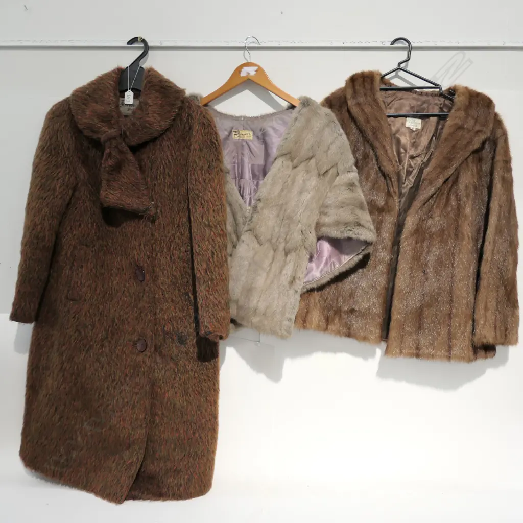 3 X VINTAGE FUR COATS Image 1++