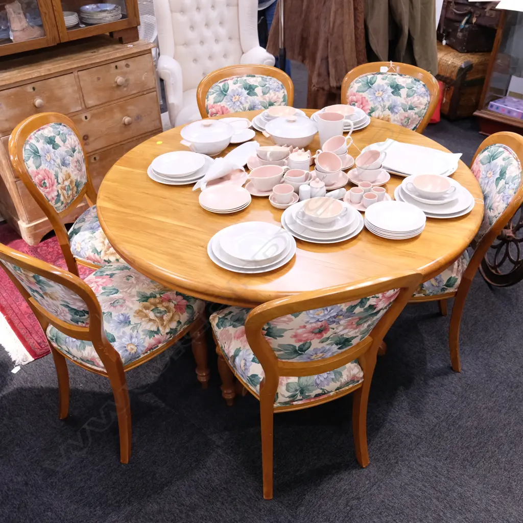 RIMU TABLE AND CHAIRS Image 1++