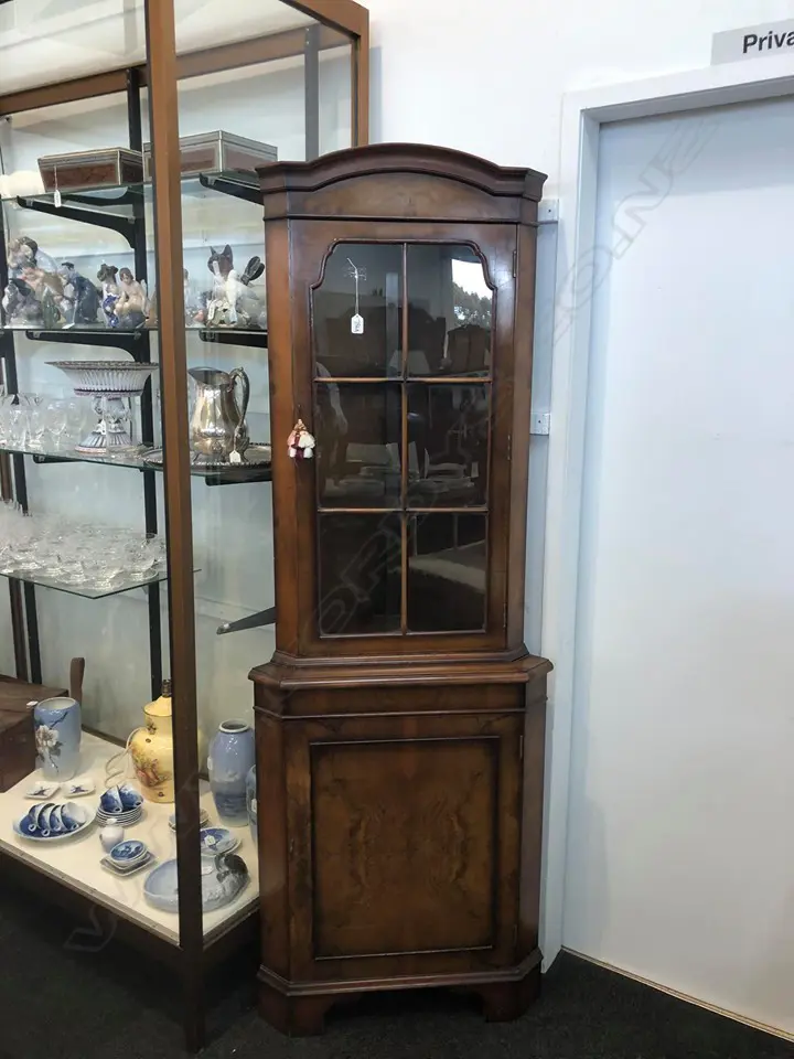 GLAZED STANDING CORNER CUPBOARD Image 1++