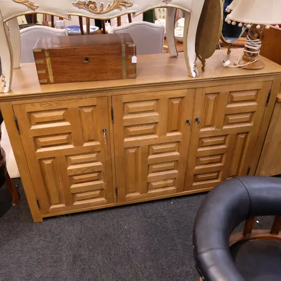 CONTEMPORARY OAK 3-DOOR PANELLED SIDEBOARD