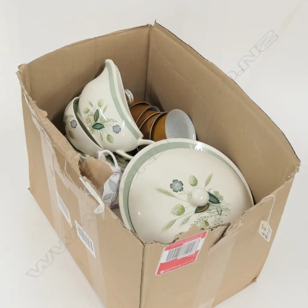 LOT ASST DINNER WARE Image 1++