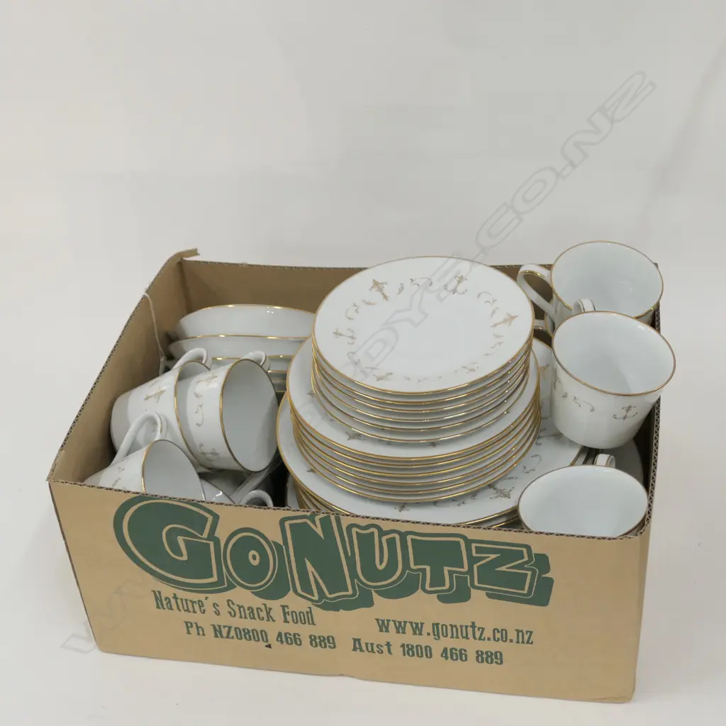 NORITAKE 'COURTNEY' PART DINNER SERVICE Image 1++