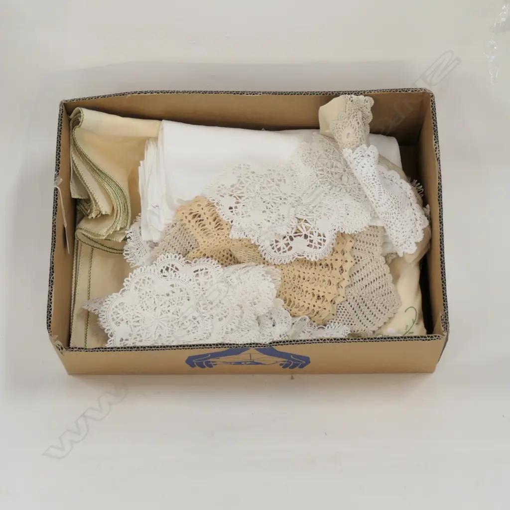LOT DOILIES / EMBROIDERED NAPKINS ETC Image 1++