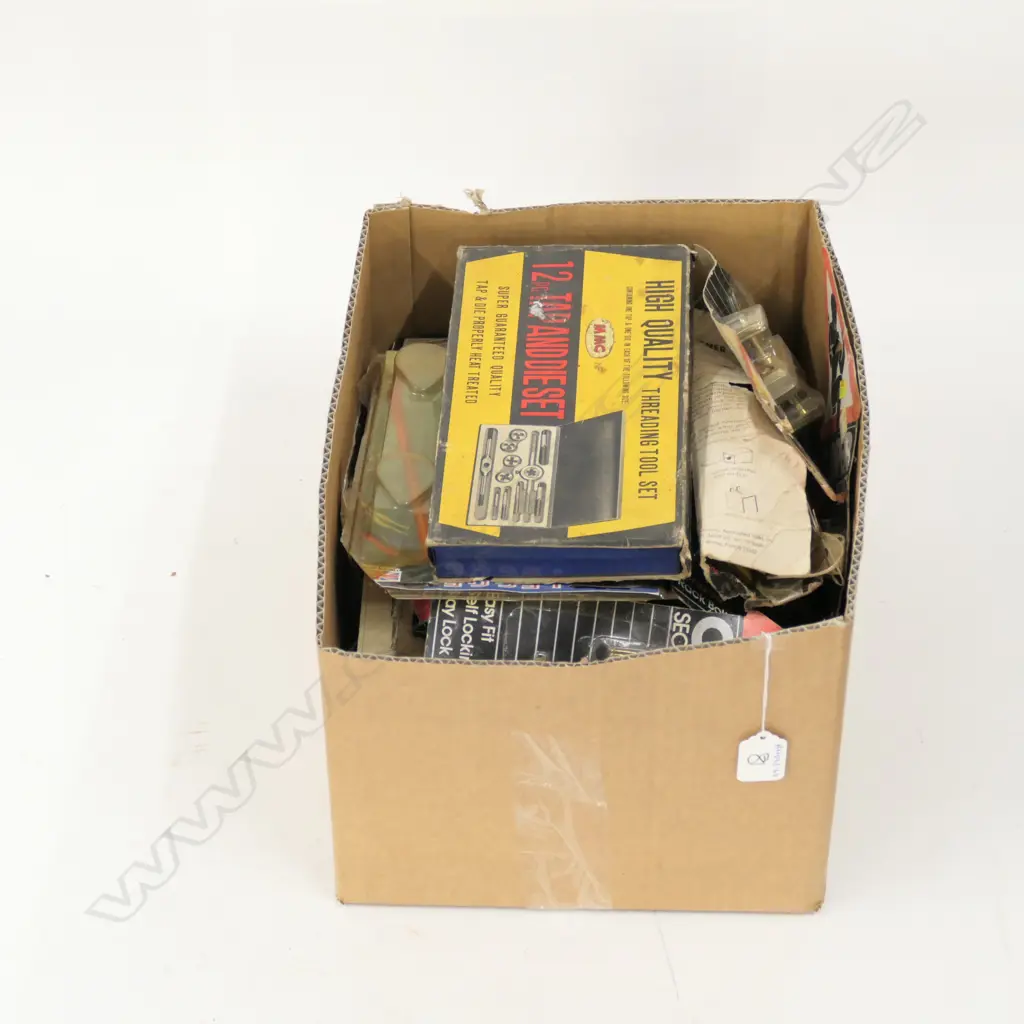 BOX AS NEW LOCKS / THREADING SET ETC Image 1++
