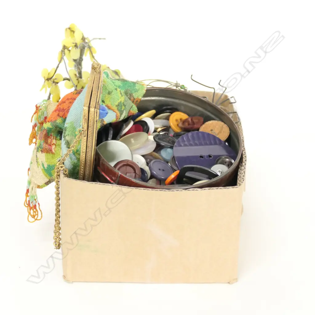 LOT ASST INCL. TIN OF BUTTONS / BEADED PURSE ETC Image 1++