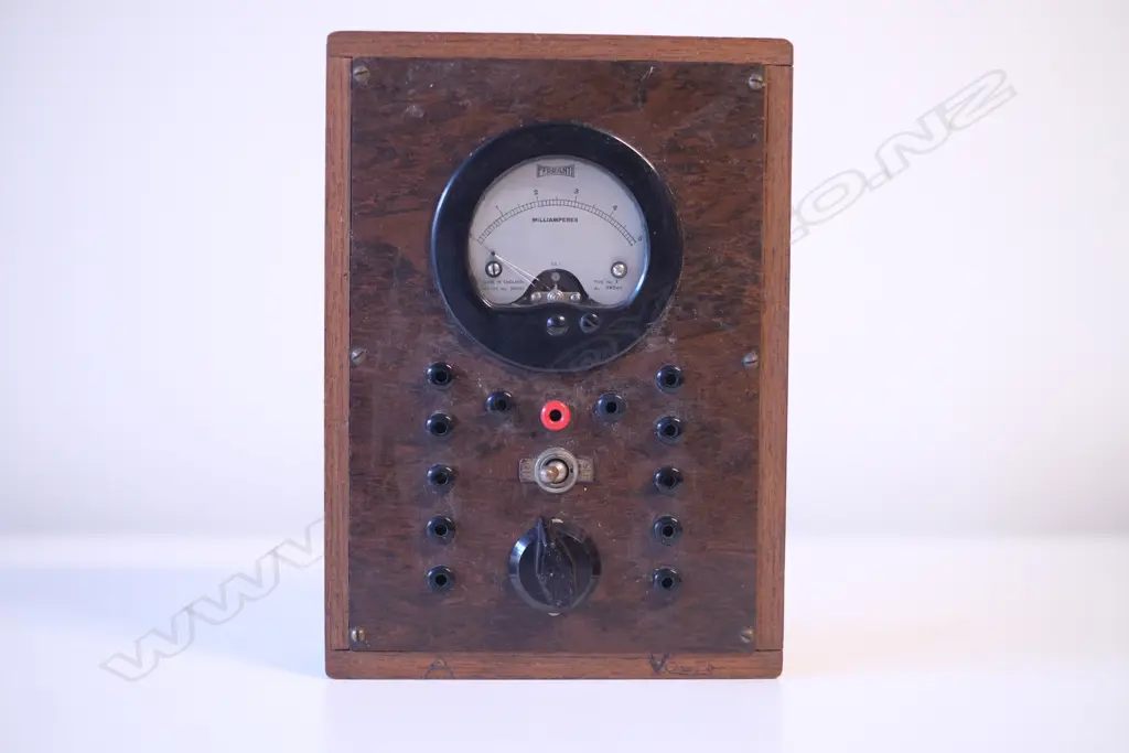 FERRANTI BAKELITE/OAK CASED VINTAGE MULTIMETER Image 1++