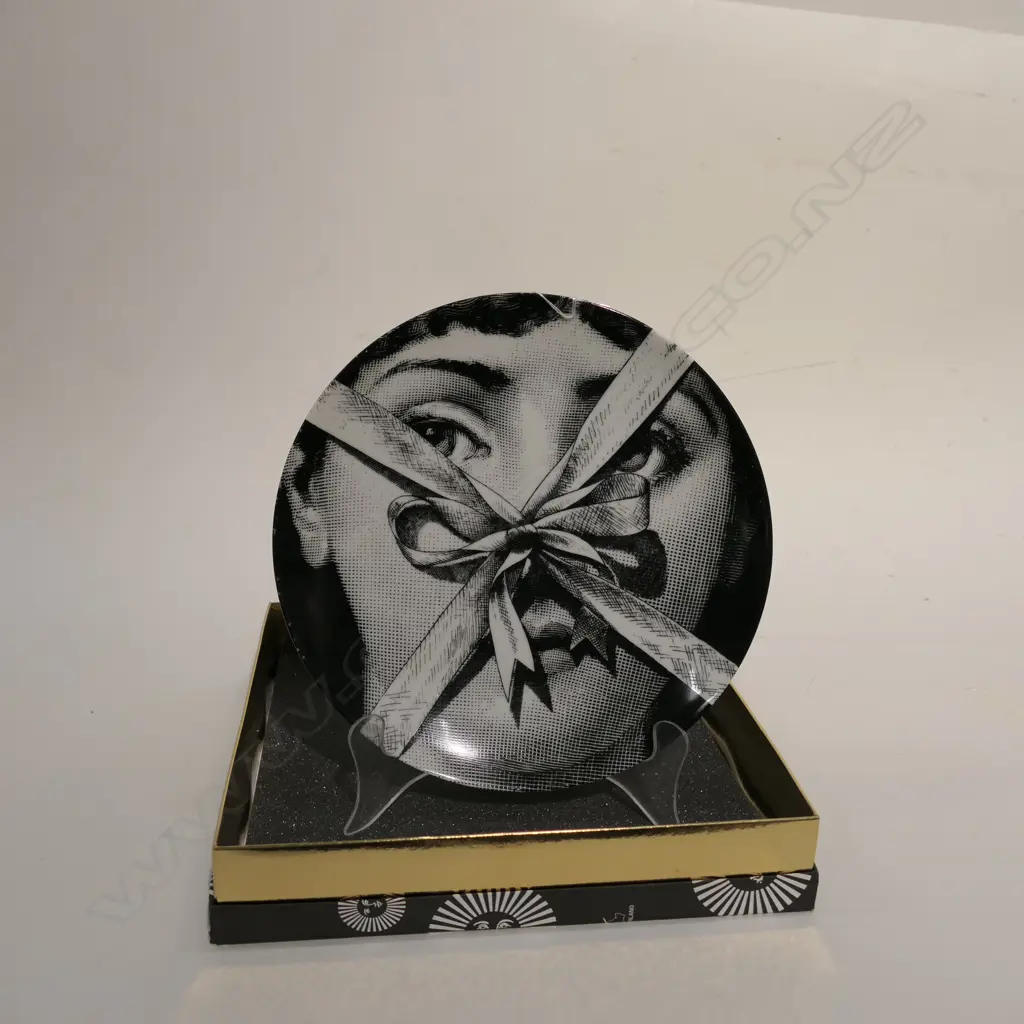 FORNASETTI NUMBERED PLATE 'FACE & BOW'  Image 1++