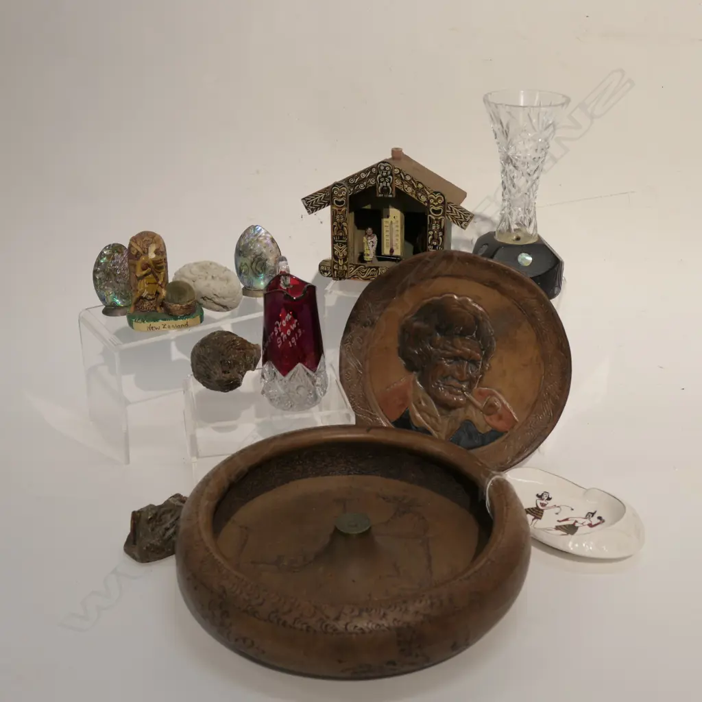 POKERWORK NZ NUT BOWL & OTHER NZ SOUVENIRS (EX THE NGAIRE HART ESTATE COLLECTION) Image 1++