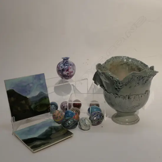 LOT CERAMIC VASES / EGGS ETC