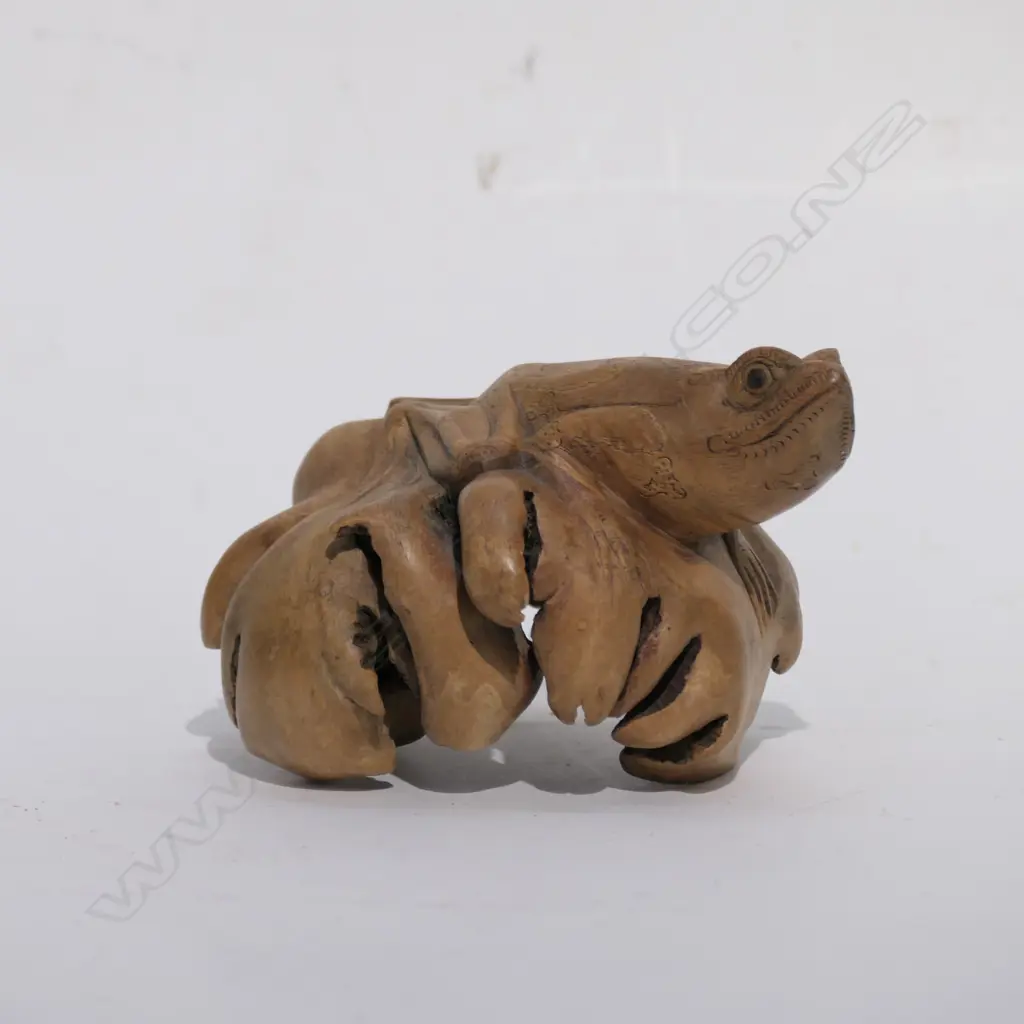 DACTYLANTHUS (WOOD ROSE) CARVING OF A FROG (EX THE NGAIRE HART ESTATE COLLECTION) Image 1++
