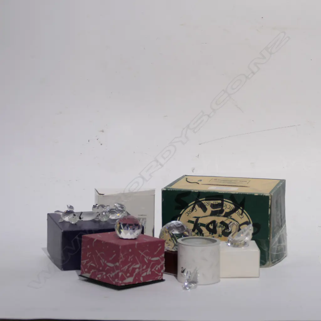 3 CRYSTAL ANIMALS, AF. 2 SWANS, 2 DESK WEIGHTS Image 1++